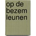 op de bezem leunen