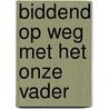 Biddend op weg met het Onze Vader door Bram van der Horst