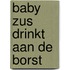 Baby zus drinkt aan de borst