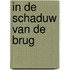 In de schaduw van de brug