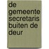 De gemeente secretaris buiten de deur