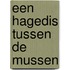 Een hagedis tussen de mussen