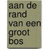 Aan de rand van een groot bos