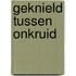 GEKNIELD TUSSEN ONKRUID