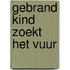 Gebrand kind zoekt het vuur