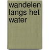 Wandelen langs het water door Onbekend
