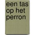 Een tas op het perron